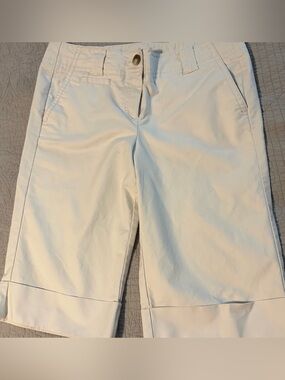 Women’s Ann Taylor Cream capri pants. Cuffed hem. Size 10. Excellent condition.